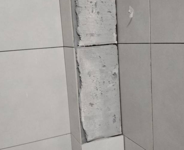 菏泽瓷砖空鼓维修公司分享下瓷砖施工前基层浇水润湿程度不足，可能导致以下问题